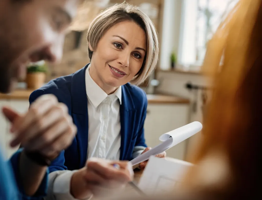 Femme validant la résiliation de contrat d'assurance