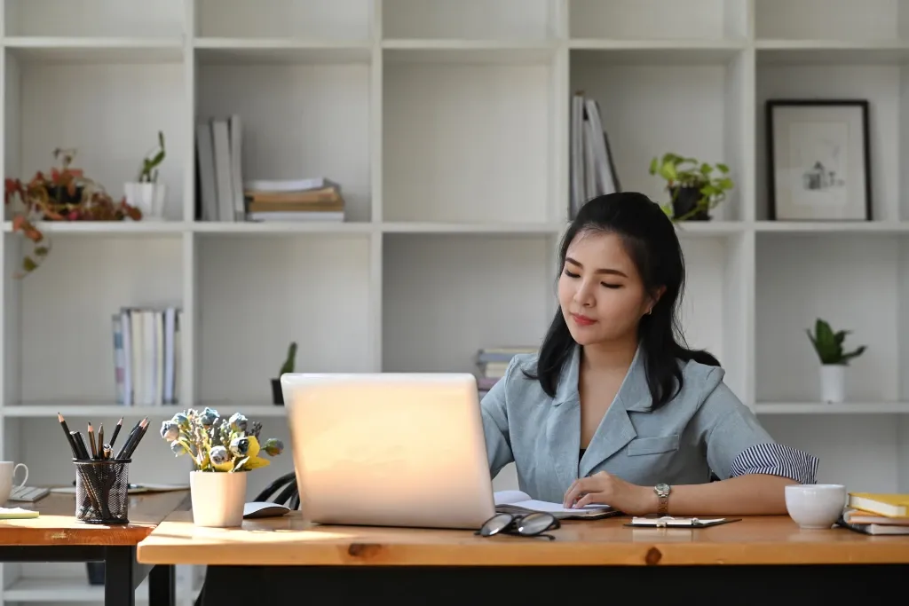 une jeune femme entrepreneuse eligible à l'acre