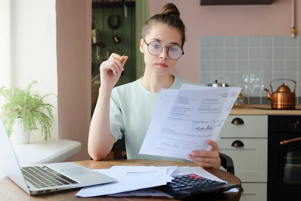 jeune entrepreneuse remplit le formulaire de demande d'acre