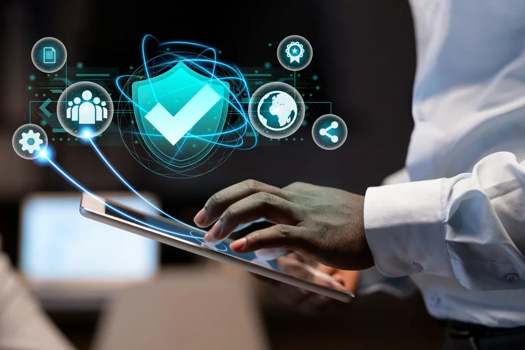 employé s'assurant de la cybersécurité de son entreprise
