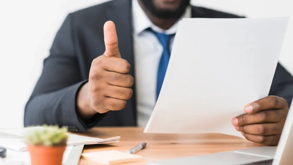 un homme vérifie l'attestation d'assurance