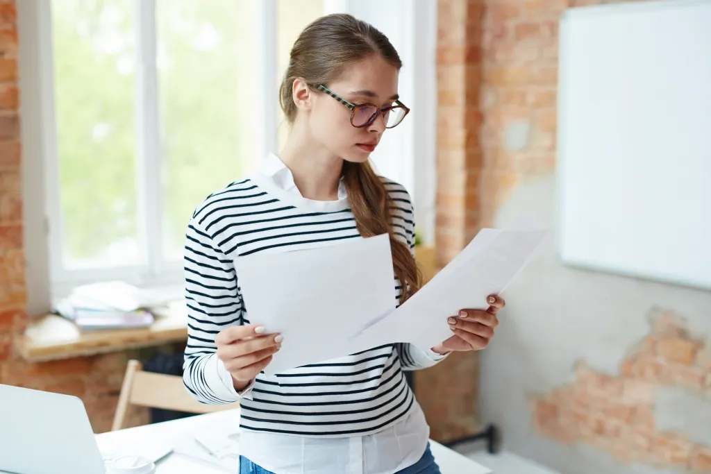 une femme cherche son numéro de contrat d'assurance