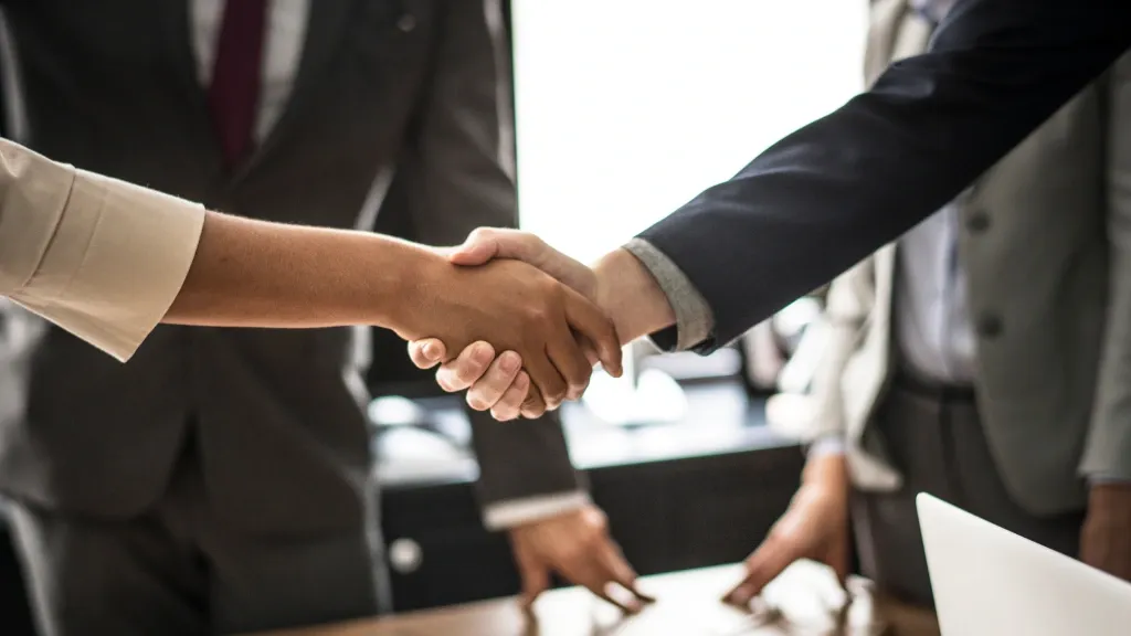 deux personnes se serrent la main pour attesterle contrat d'assurance professionnel
