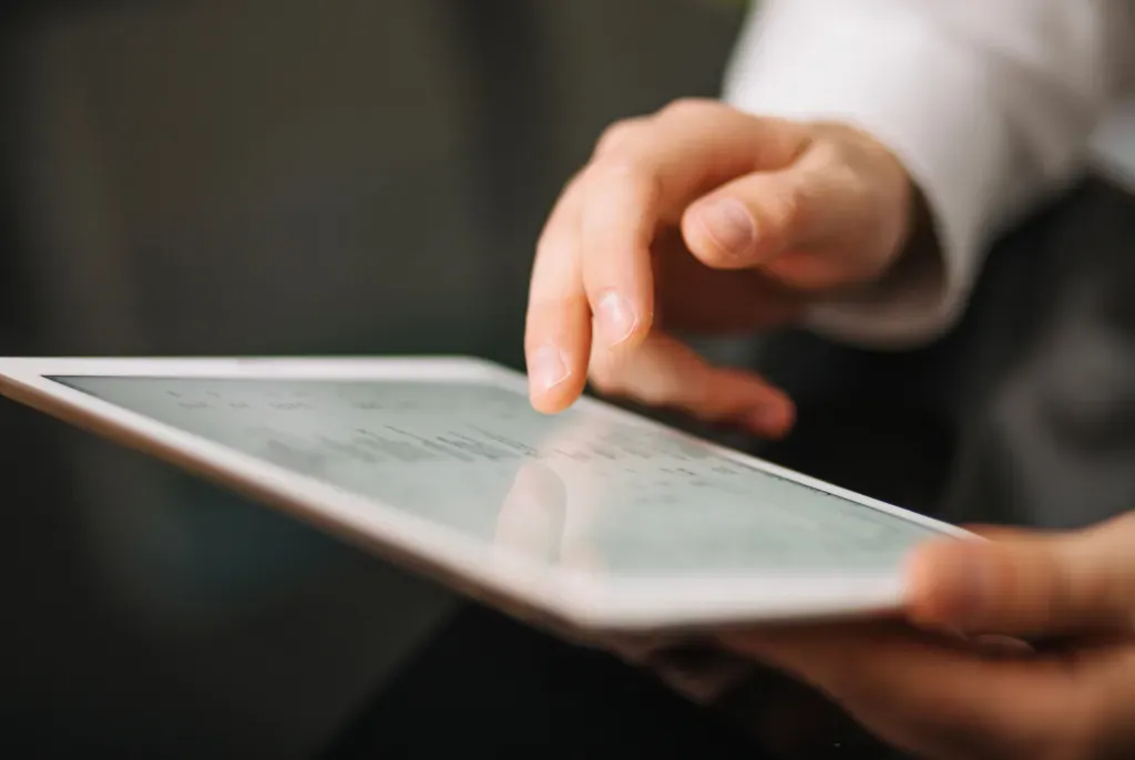 un artisan montre son attestation d'assurance décennale digitale