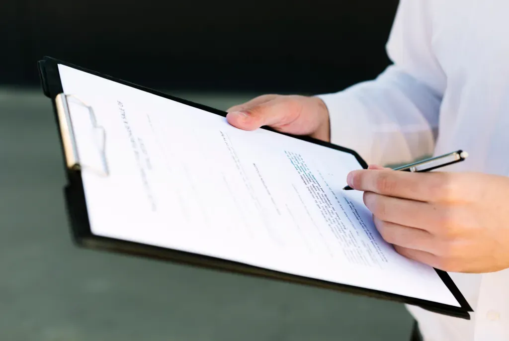 un artisan montre son attestation d'assurance décennale physique