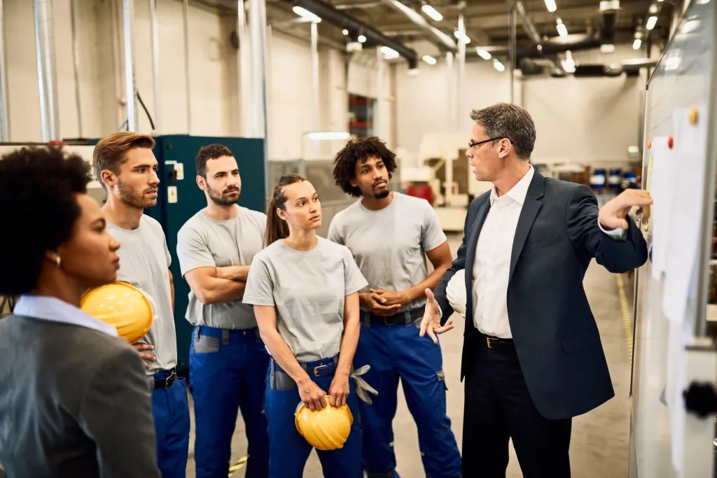 Homme donnant une présentation sur les différents risques auxquels sont exposés les employés de l'usine