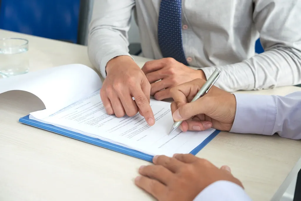 Quelqu'un signe son bail pour un local commercial
